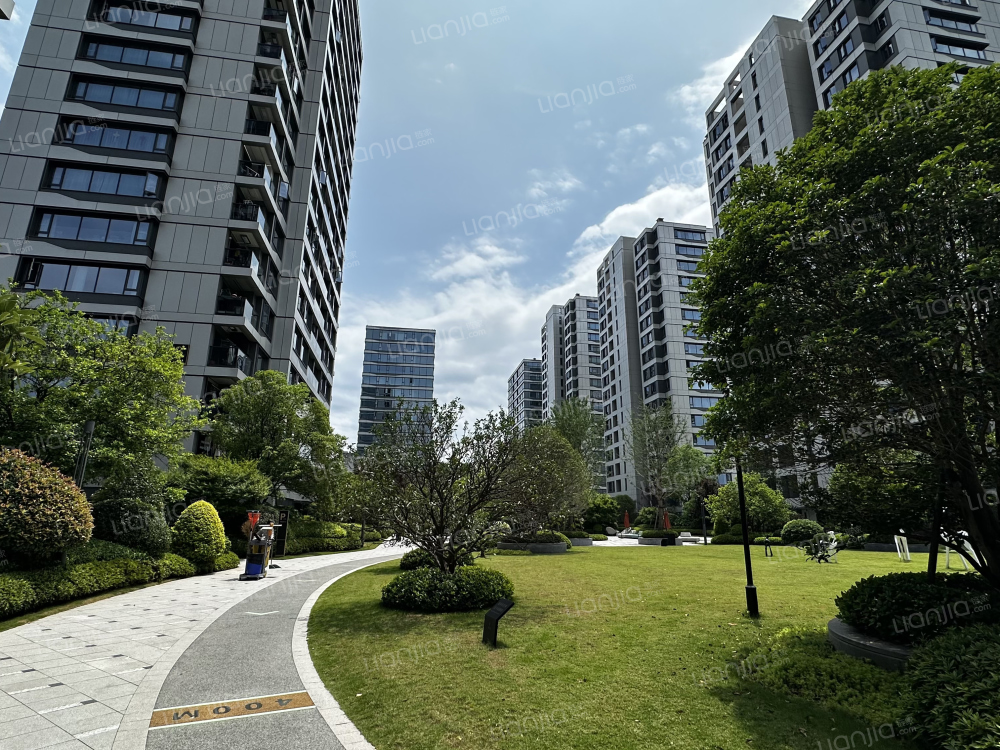 御滨府中央草坪 · 楼间步道 + 儿童设施